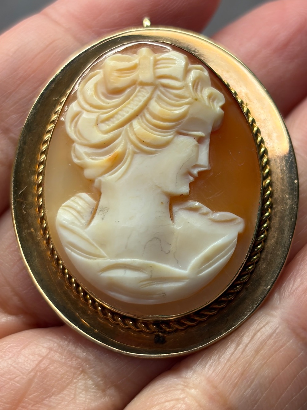 Classic Gold-Tone Cameo Pendant Brooch